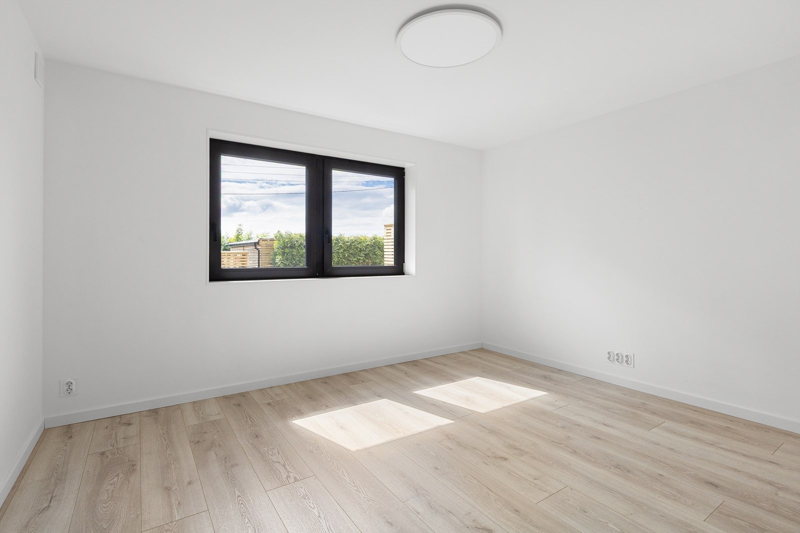 Stuen i hybelen har plass til sofa og andre tilhørende møbler. Galleribilde