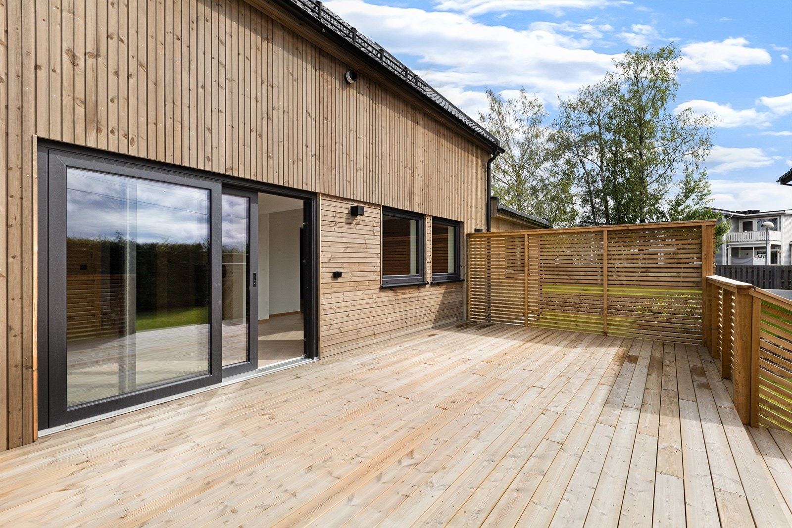 Fra stuen har du adkomst til romslig terrasse, med plass til utemøblement i flere soner. Galleribilde