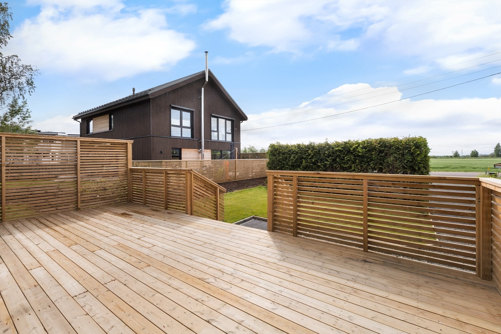 En flott terrasse med god boltreplass til både festmåltider og avslappende sommerkvelder i godt lag. Galleribilde