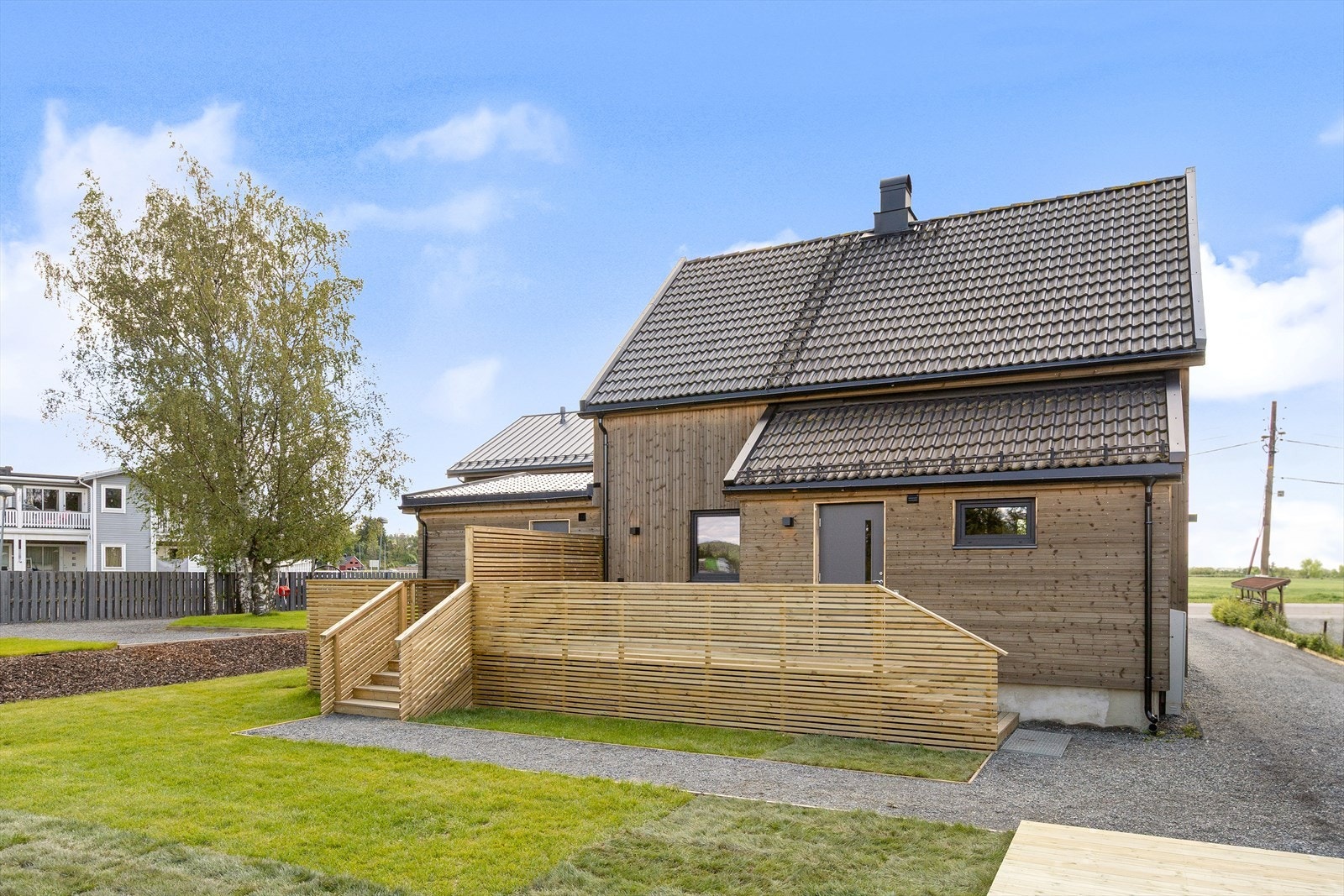 Dette er en totalrenovert, moderne og tidløs enebolig over tre plan med hybel! Galleribilde