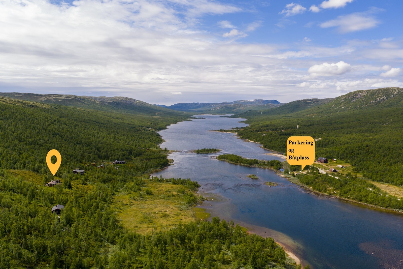Pilen viser hytta og info om sommerparkering og båtplass Galleribilde