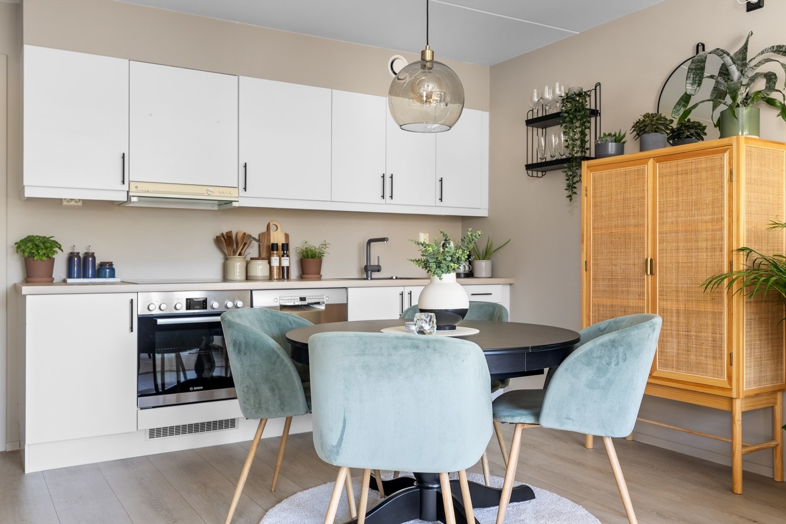 Skaper en naturlig sone for både hverdagsmåltider og hyggelige sammenkomster. Galleribilde