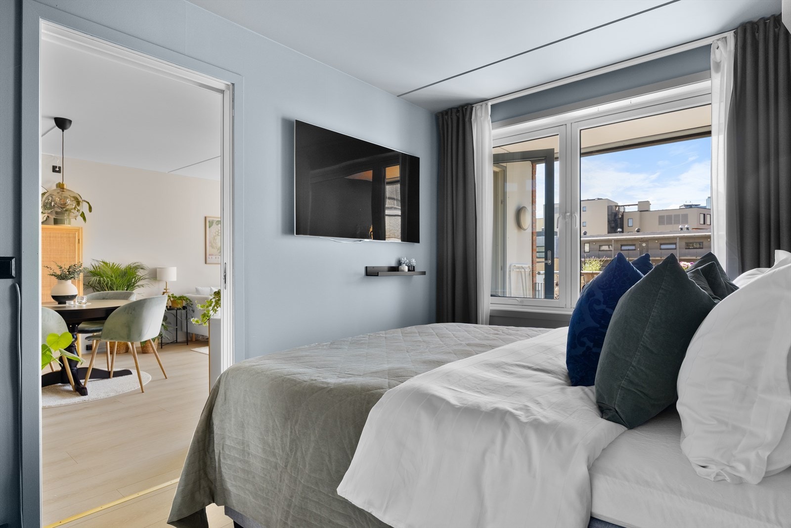 Stuen har enkel tilgang til soverommet, noe som gir en praktisk og naturlig romflyt i leiligheten. Galleribilde