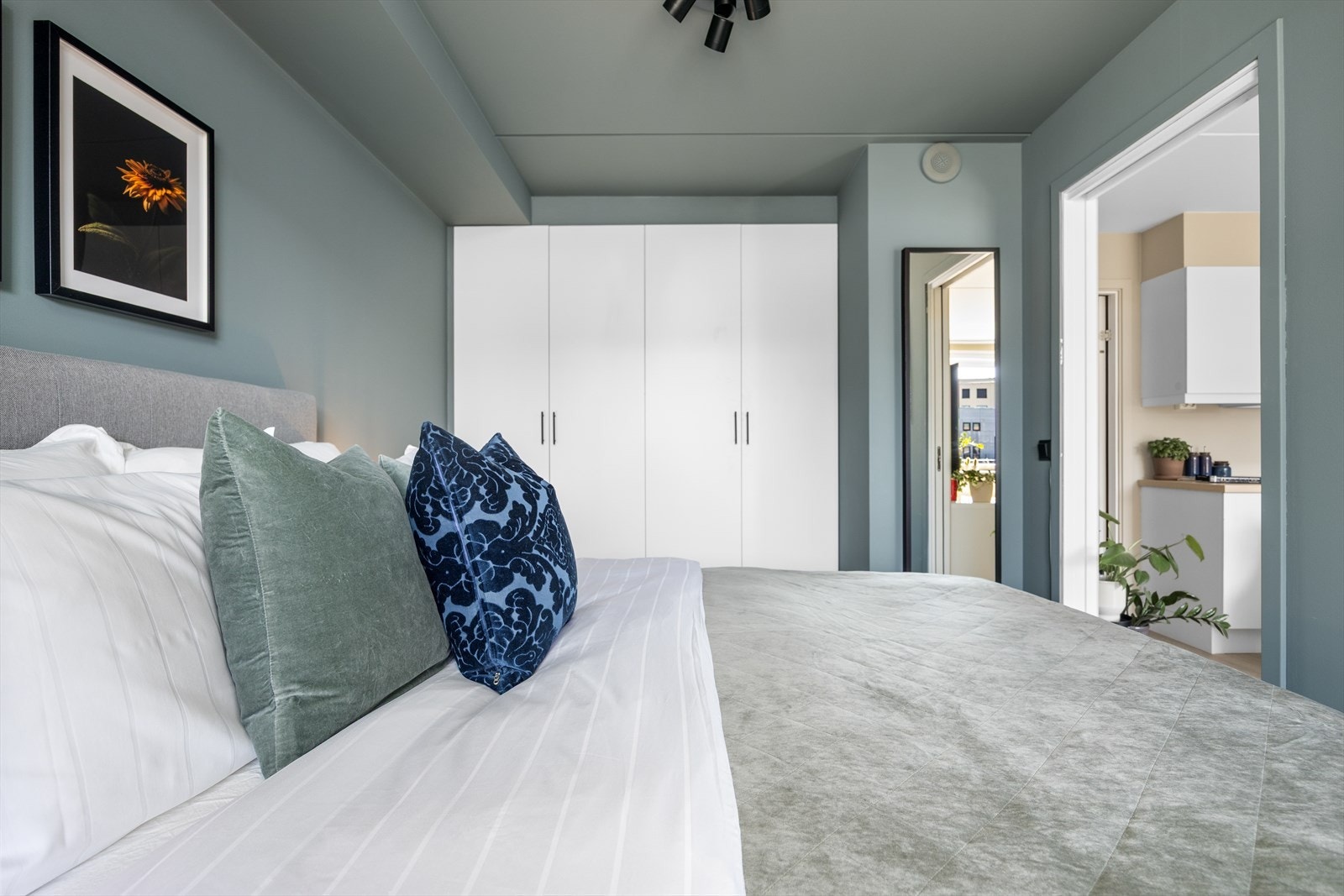 God plass til garderobeskap gir praktiske oppbevaringsmuligheter og et ryddigere helhetsinntrykk i rommet. Galleribilde