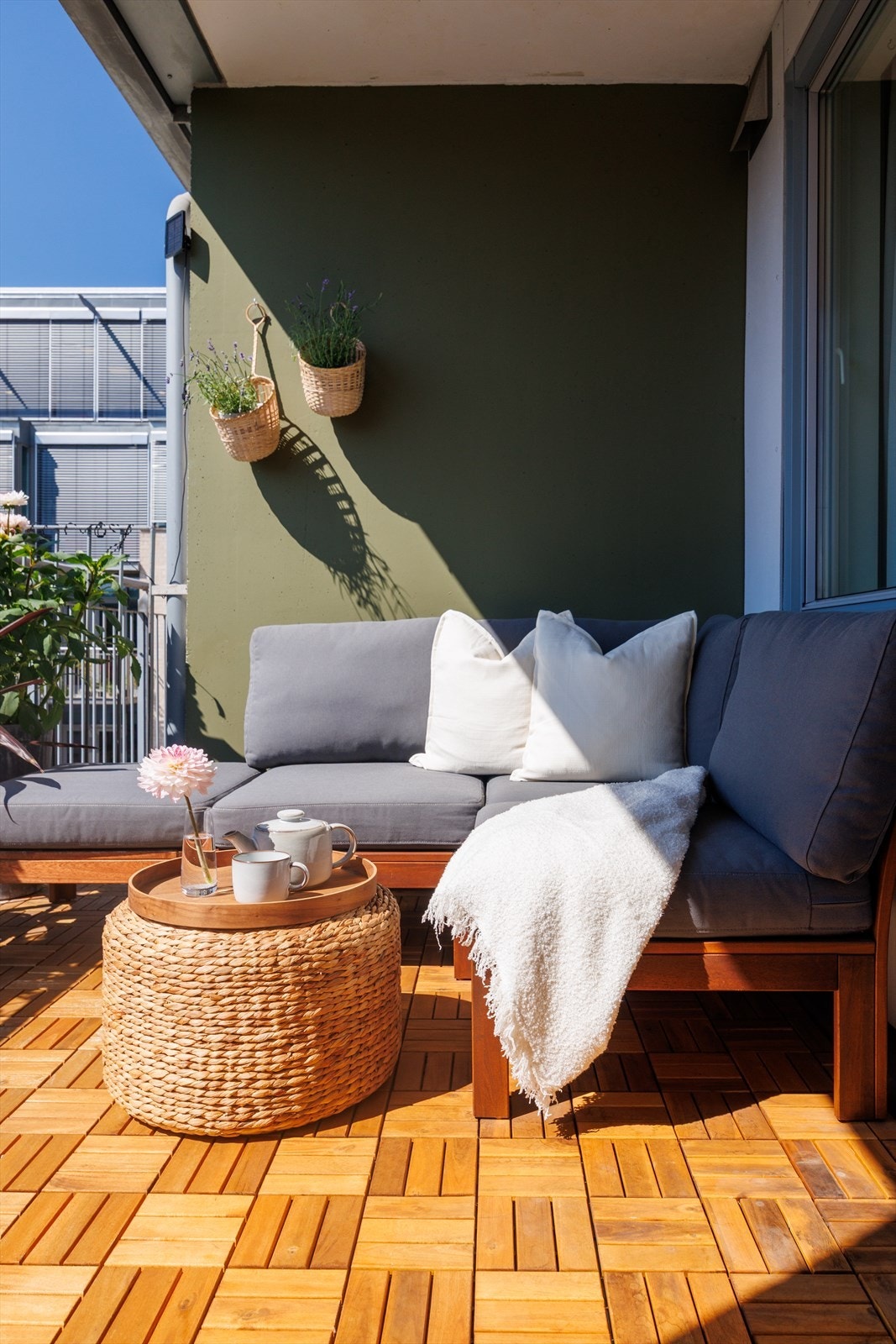 Med balkong rett utenfor stuen blir terskelen lav for å nyte utemåltidene. Galleribilde