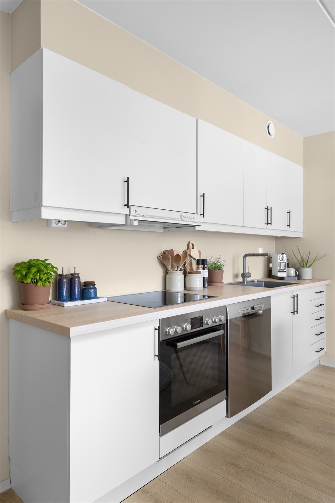 Hvite flater og integrerte løsninger gir et helhetlig og uanstrengt uttrykk. Galleribilde