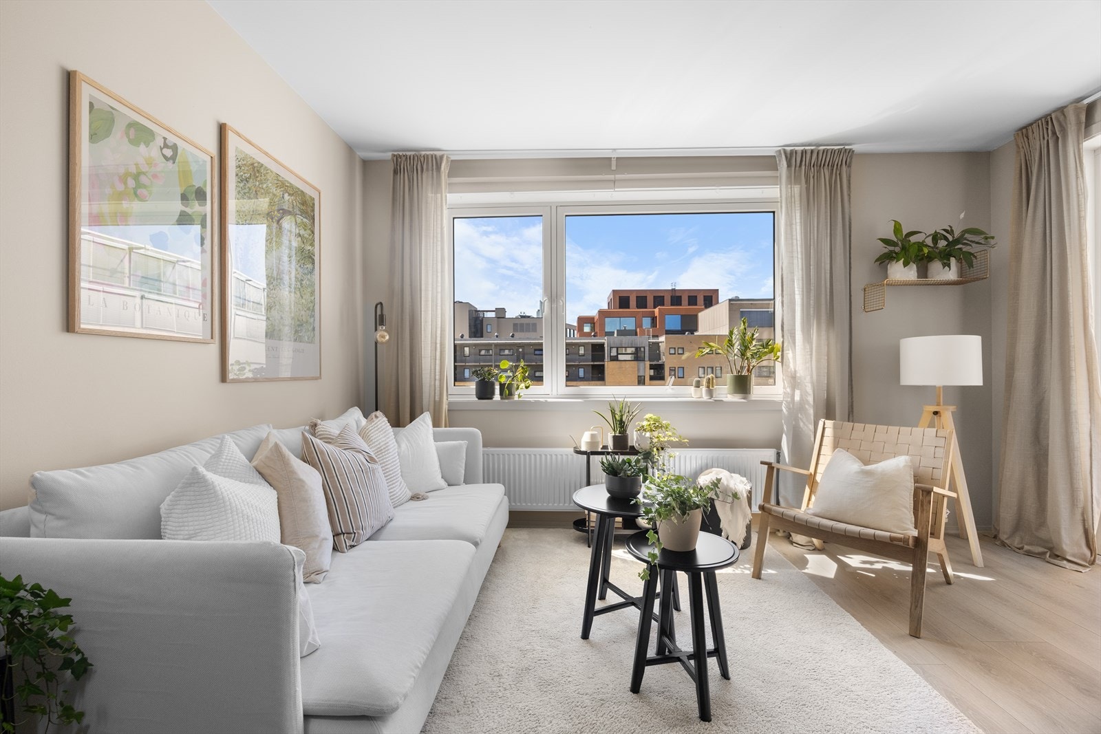 Luftig stue med store vindusflater som slipper inn rikelig med lys. Galleribilde