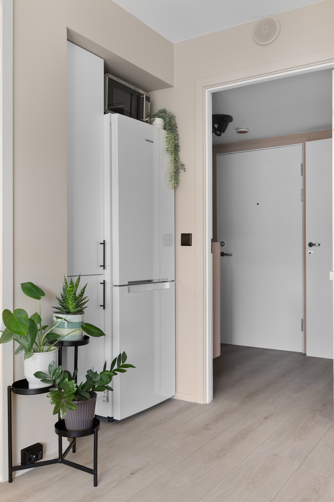 Praktisk og lett tilgjengelig plass til kjøleskapet rett ved kjøkkenet. Galleribilde