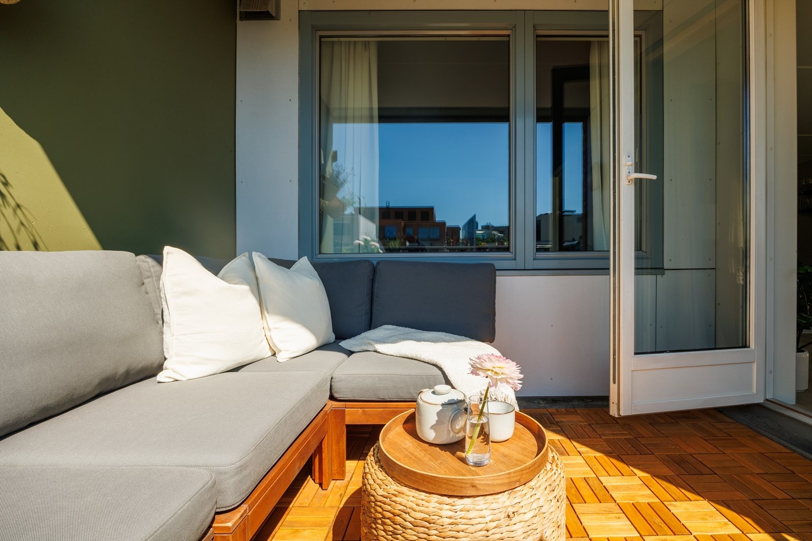 Fra stuen tar du steget rett ut til balkongen. Galleribilde