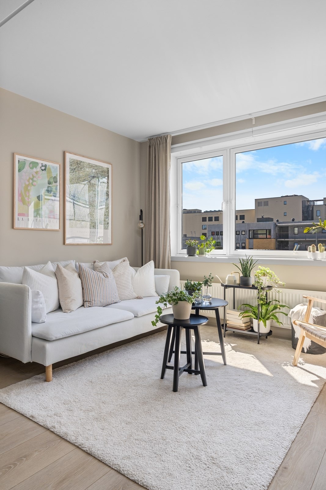 Vinduet i stuen rammer inn utsikten mot nabolaget og gir en levende forbindelse mellom inne- og utemiljøet. Galleribilde