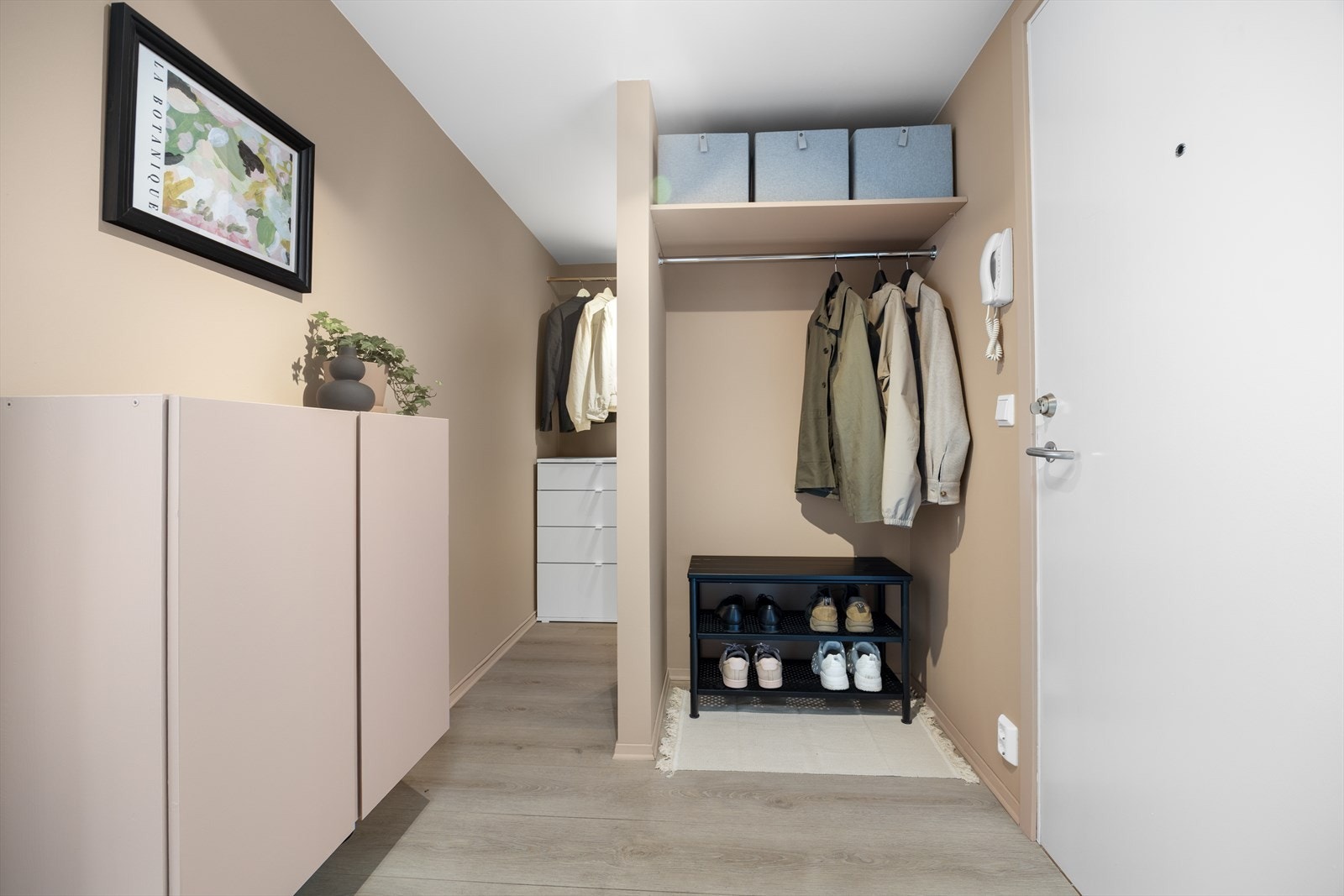 Smarte løsninger som holder gangen ryddig og innbydende fra første steg inn. Galleribilde