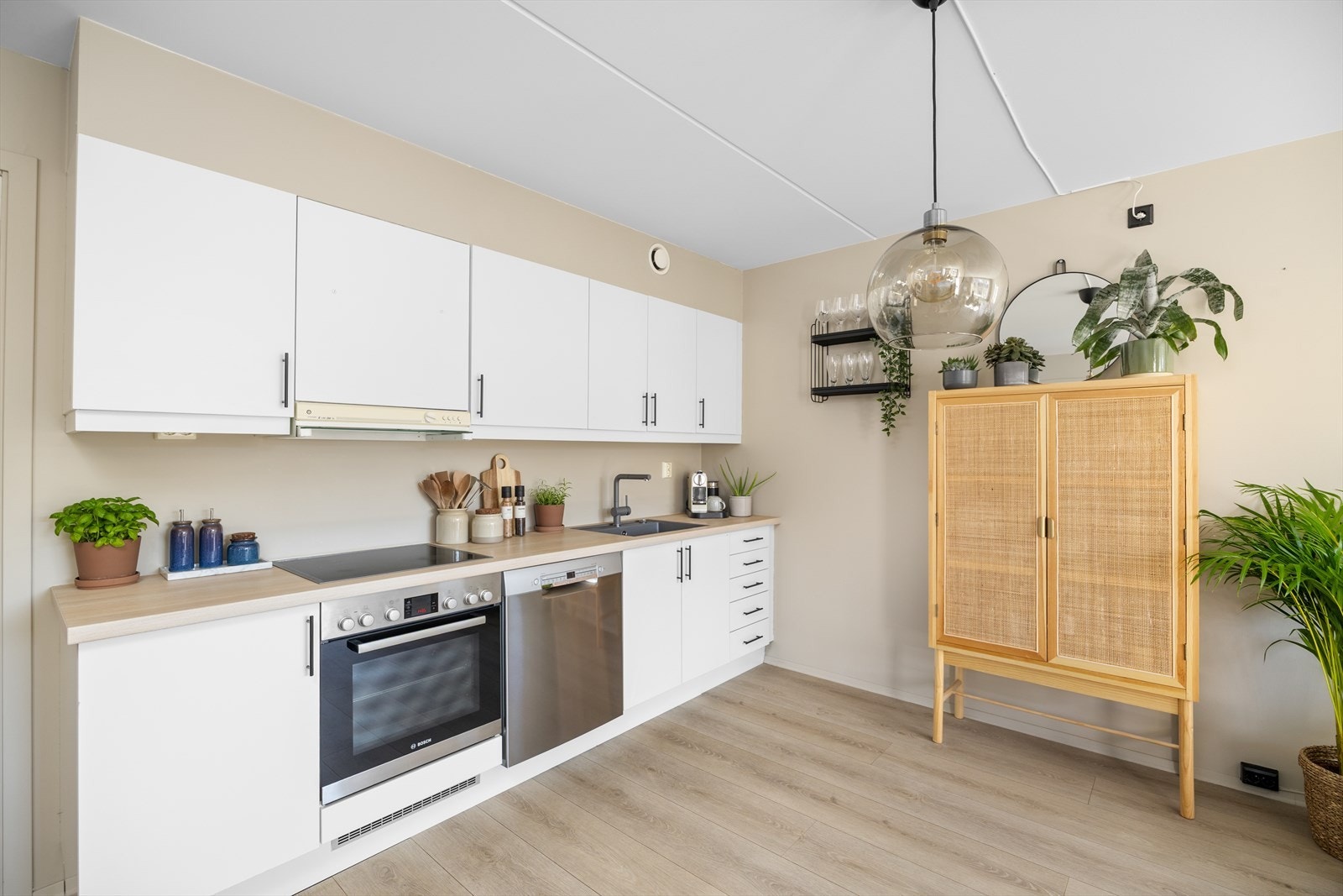 God planløsning med plass til diverse møblement. Galleribilde