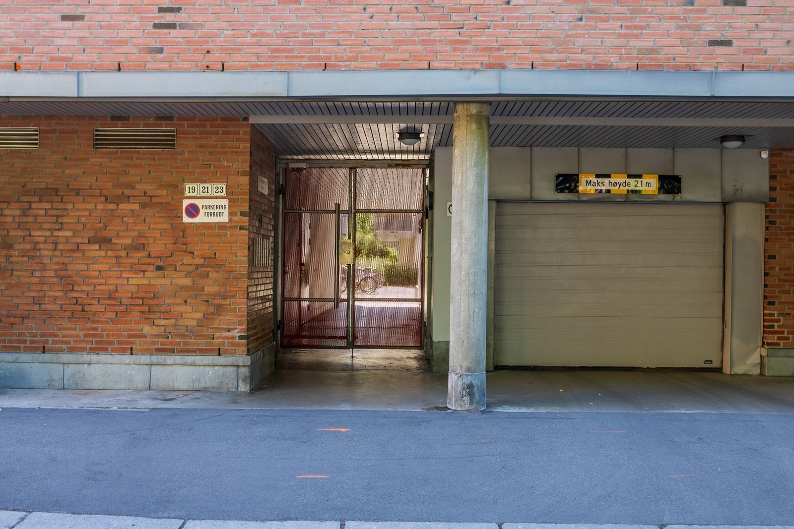 Inngangsparti til bakgård fra gaten med porttelefonløsning. Galleribilde