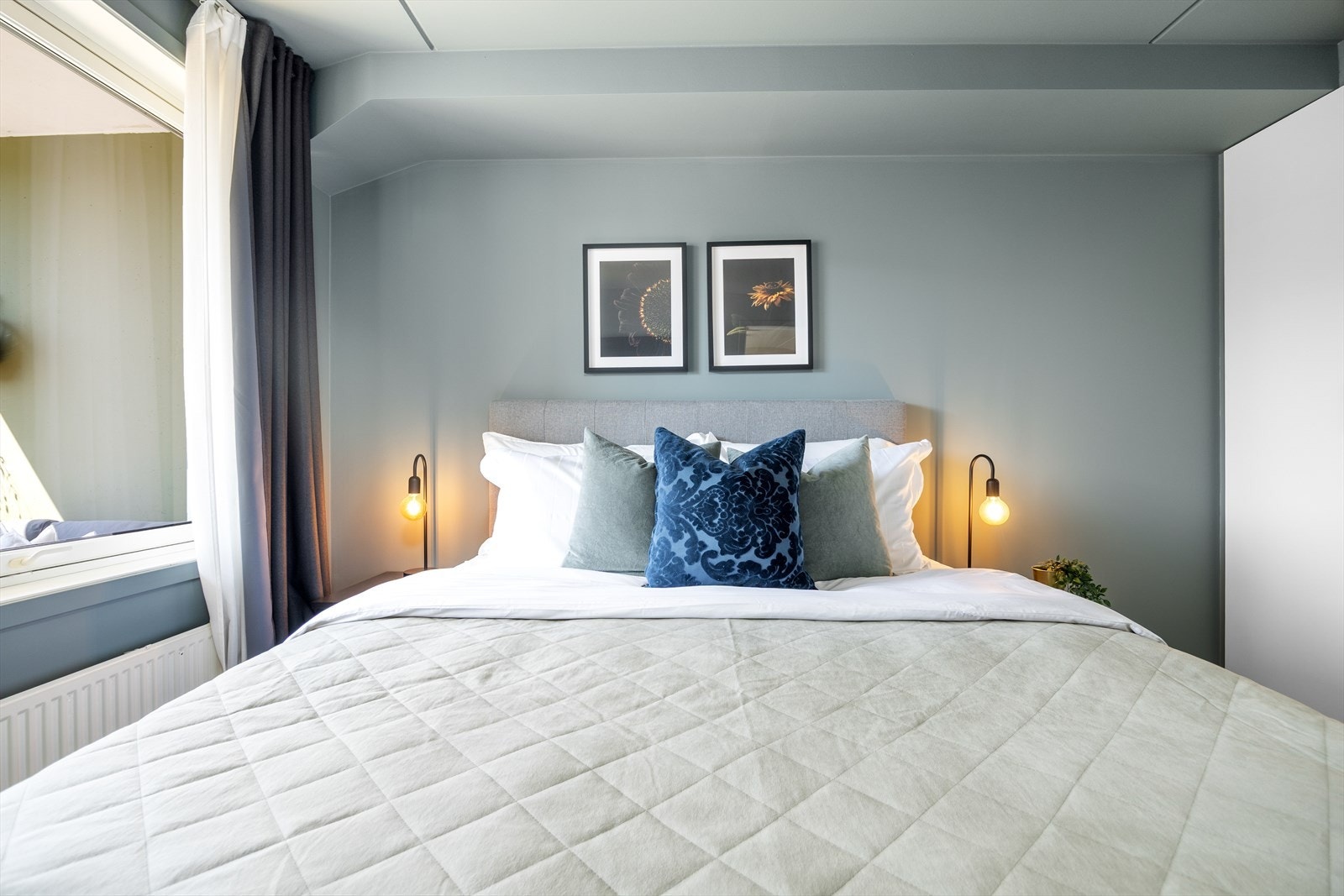 Radiator på soverommet sørger for en behagelig temperatur året rundt. Galleribilde