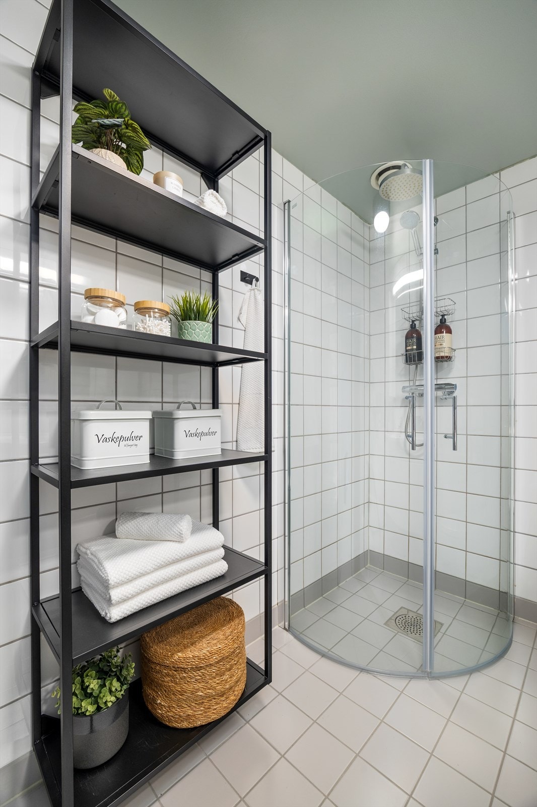 Innglasset dusjhjørne gir et rent og ryddig uttrykk. Galleribilde