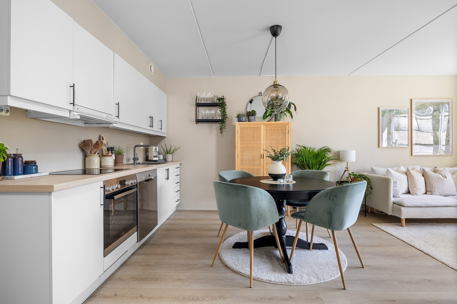 Åpen planløsning gir enkel møblering av både sittegruppe og spisebord. Galleribilde