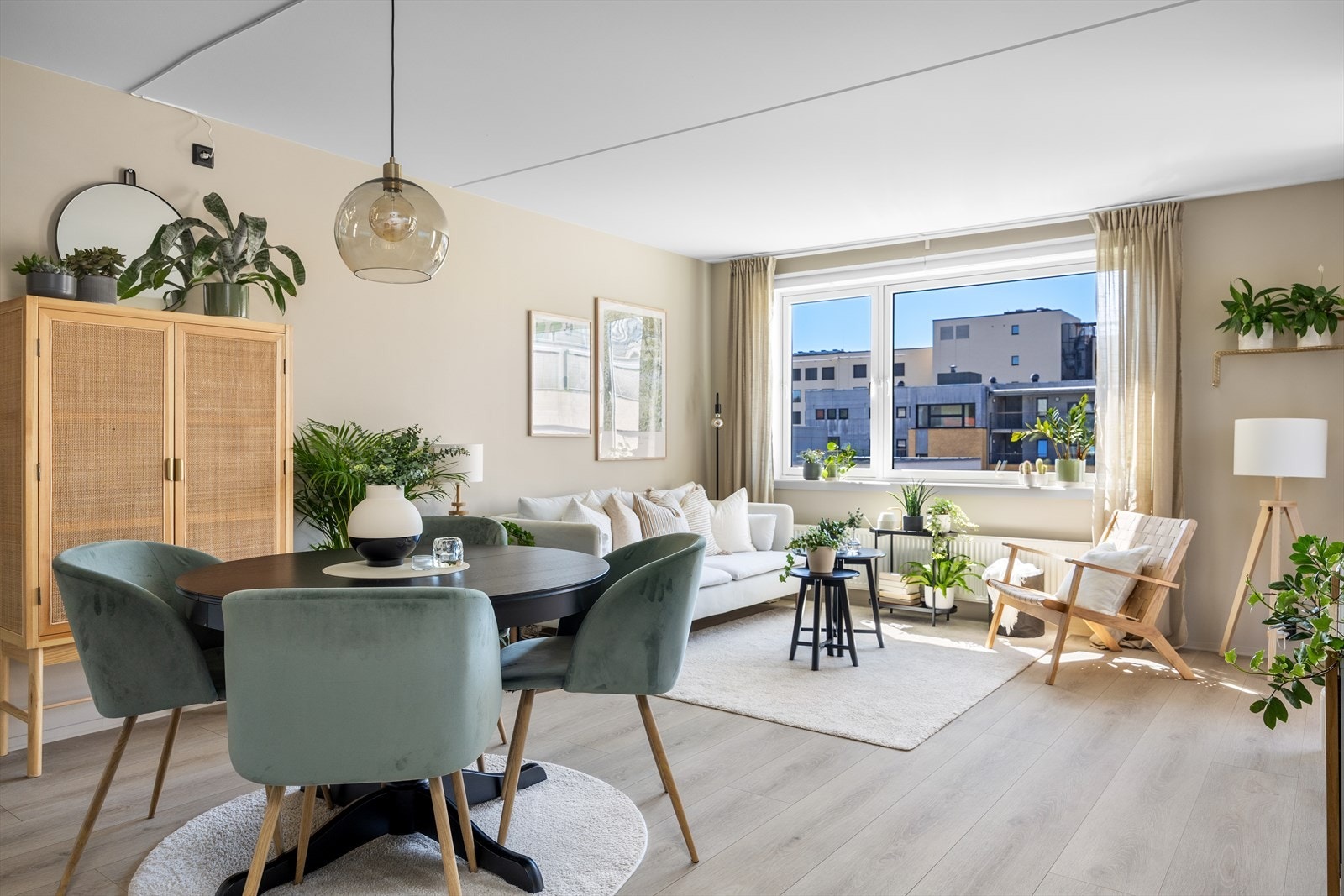 En lys og innbydende stue som inviterer til både avslapning og hyggelige sammenkomster. Galleribilde