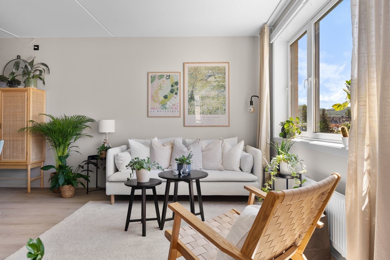 Lys og moderne stue med store vindusflater. Galleribilde