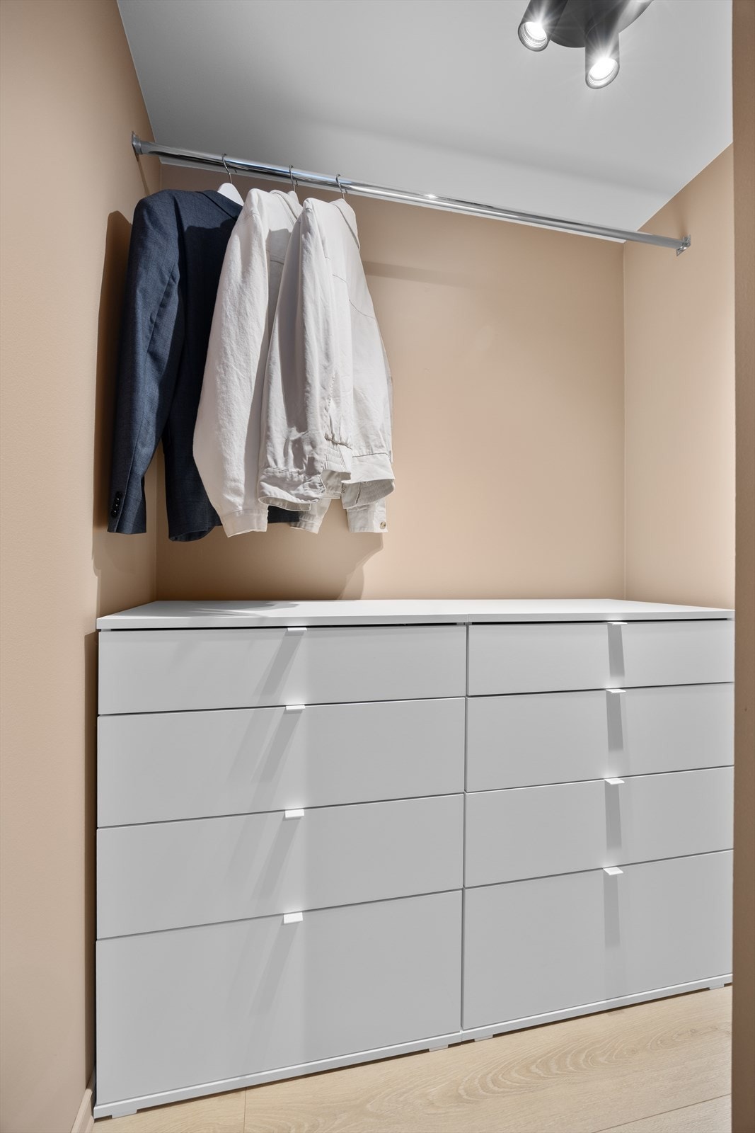 Gangen er utstyrt med klesstang som følger med. En praktisk detalj i hverdagen. Galleribilde