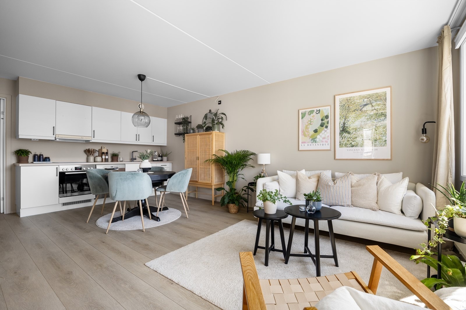 Stuen oppleves romslig og funksjonell, med en smart planløsning som gjør det enkelt å bevege seg mellom kjøkken og oppholdsareal. Galleribilde