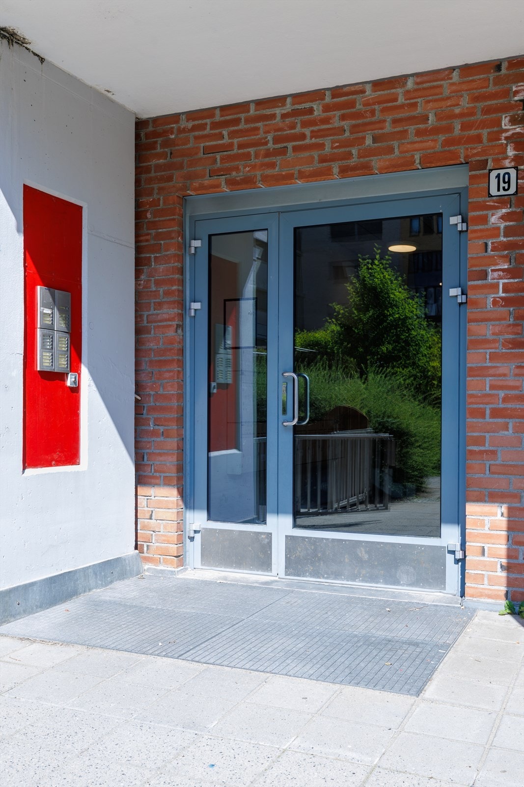 Oppgangsdør i bakgård. Galleribilde