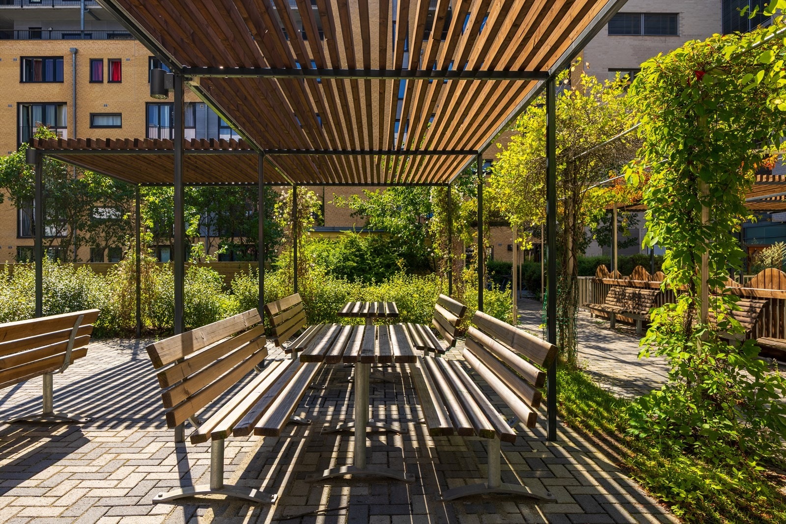 Hyggelige sittegrupper i bakgården. Galleribilde