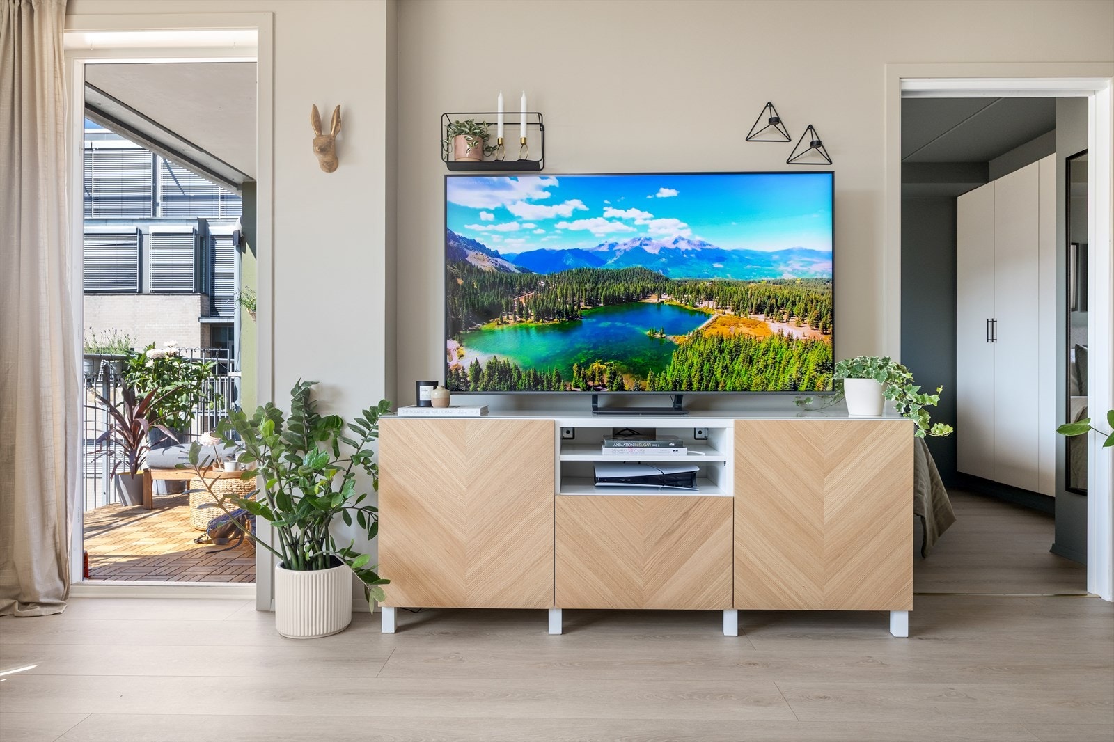 Balkongen fungerer som en forlengelse av stuen og gir en luftig og åpen følelse. Galleribilde