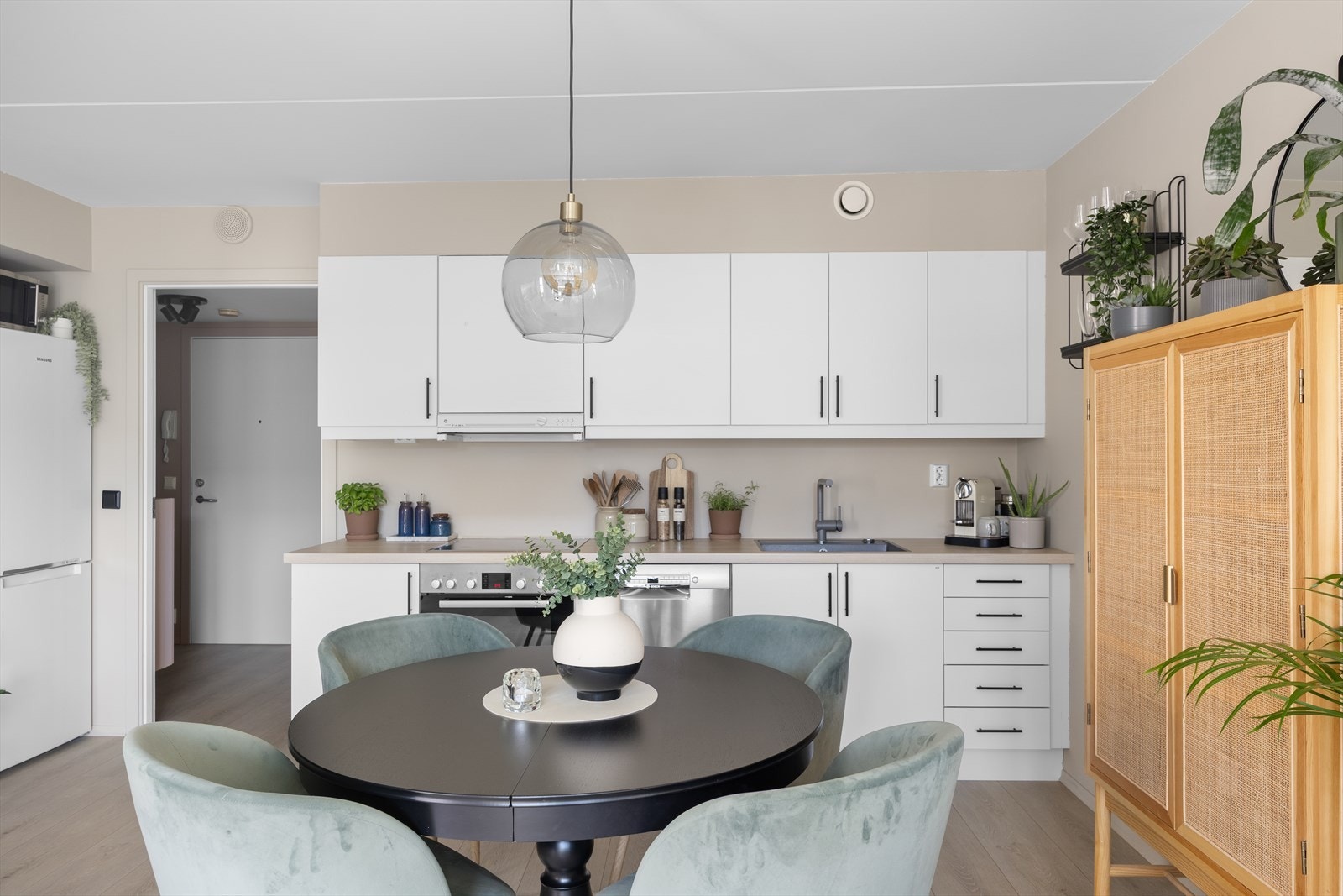 Åpen løsning mot stue gjør det enkelt å lage mat samtidig som du er sosial. Galleribilde