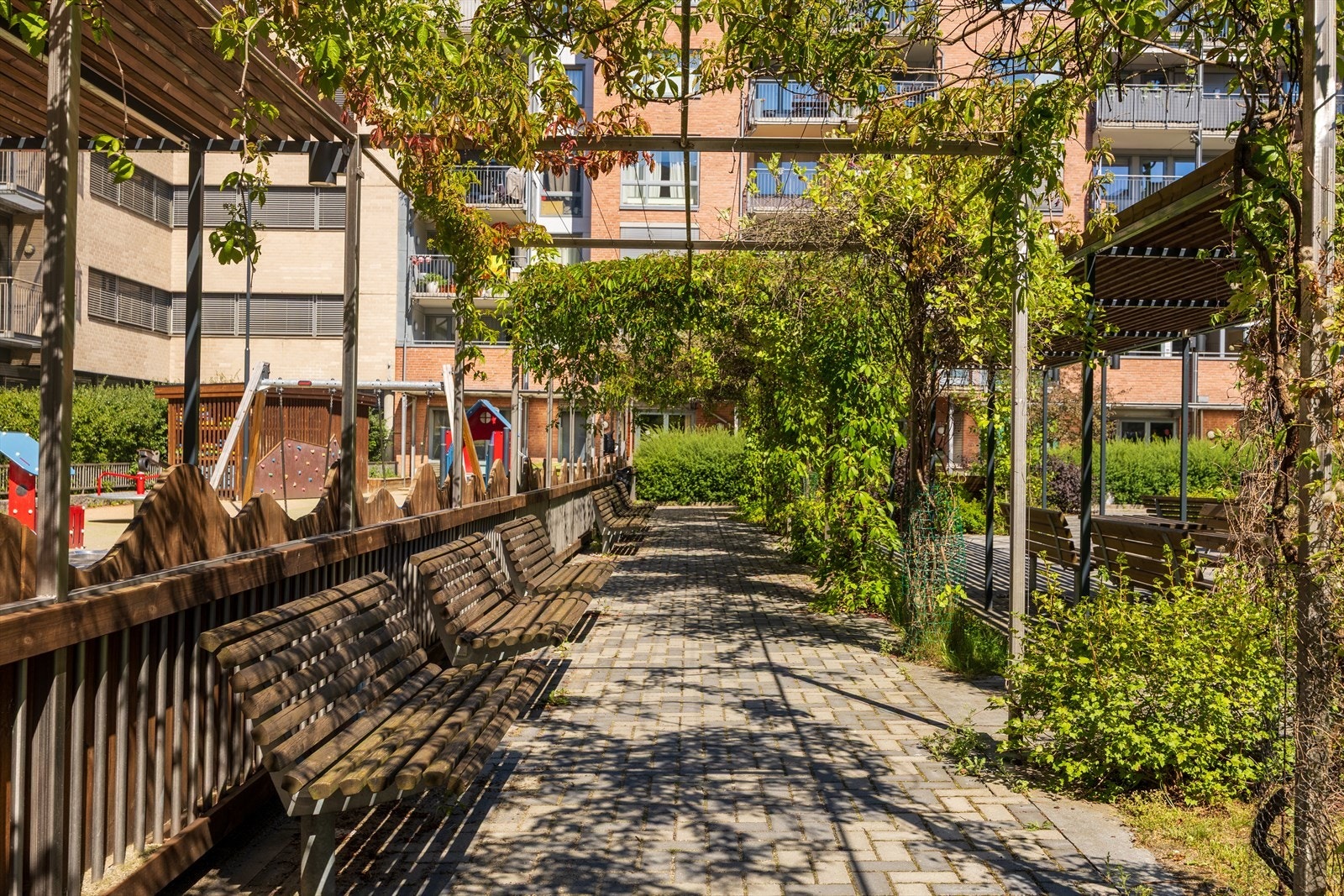 Fellesarealene preges av grønn, frodig beplantning som skaper ro og trivsel. Galleribilde