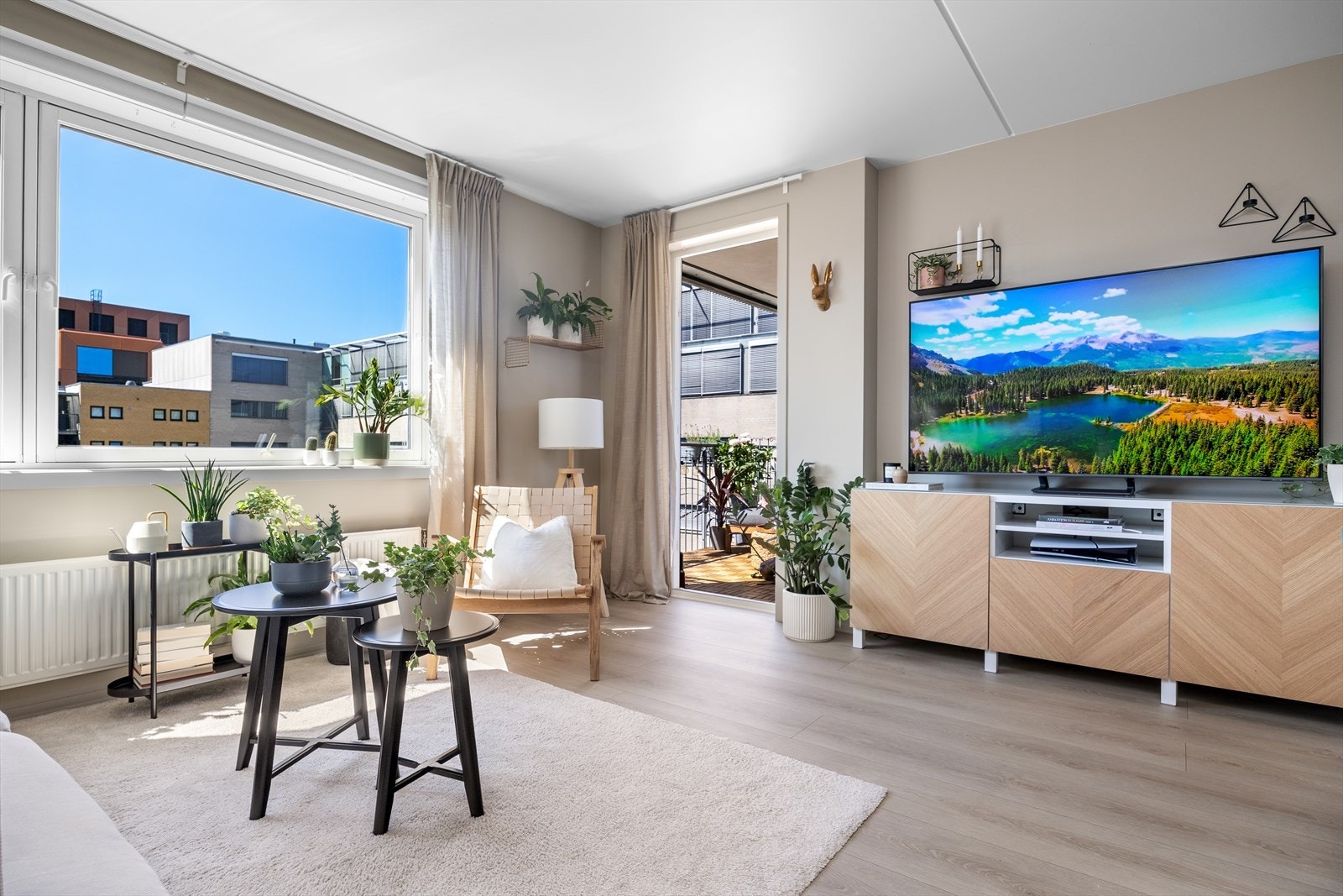 Rommet legger til rette for både store og små møbler uten å føles trangt. Galleribilde