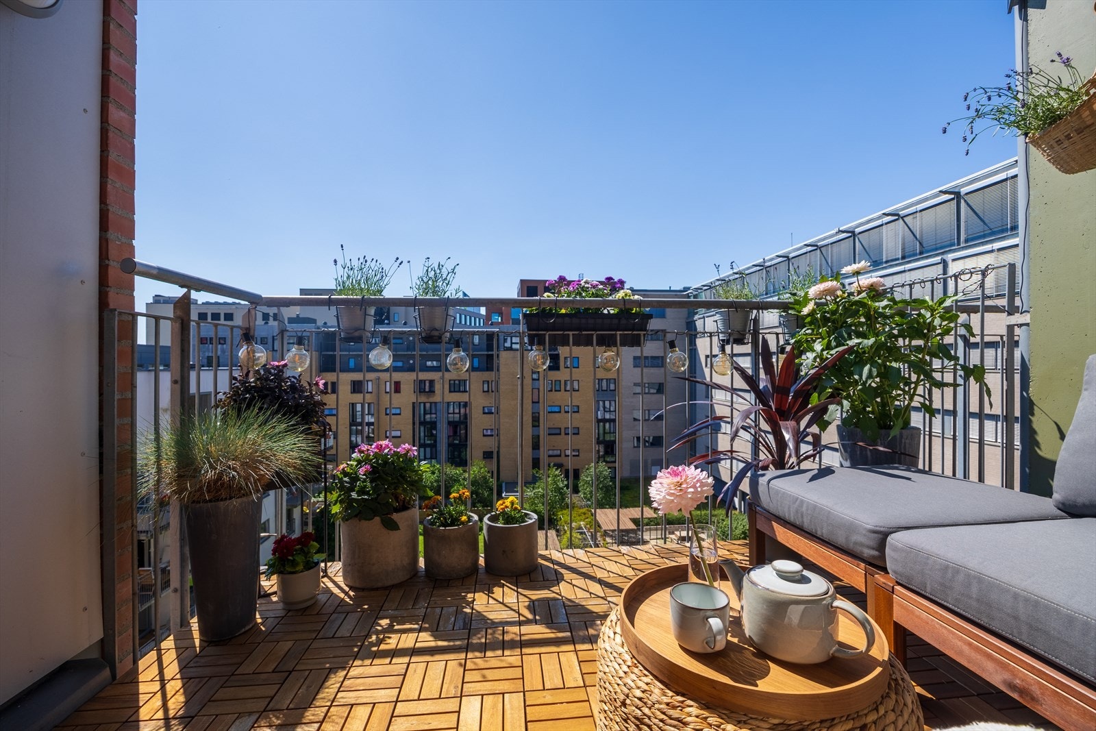 Balkongen vender ut mot en frodig bakgård. Galleribilde