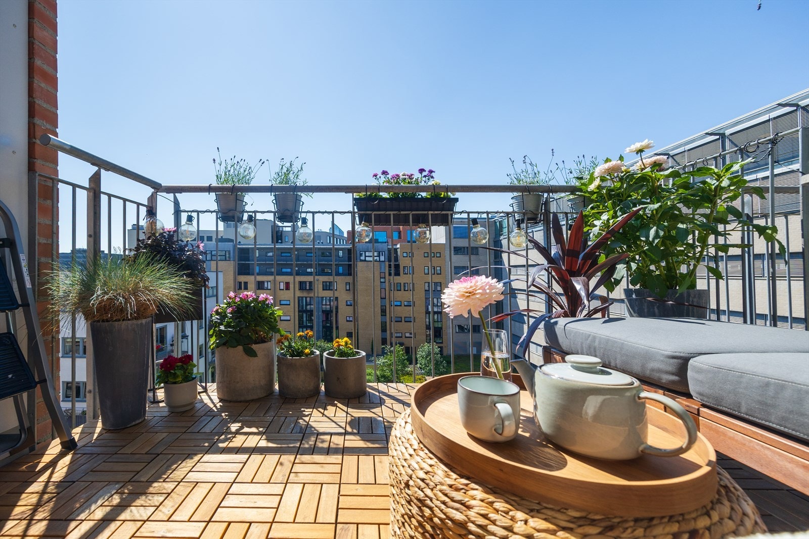 Nyt morgenkaffen med utsikt over grønne bakgårdsområder. Galleribilde