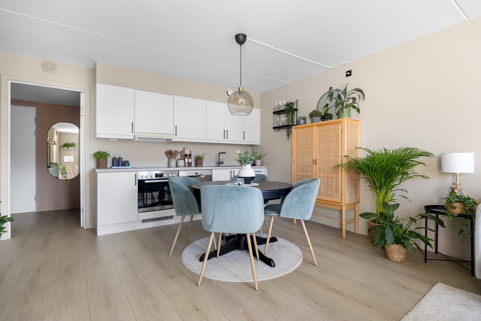 Plass til spisebord mellom kjøkken og stue gir rommet en sosial og praktisk utforming. Galleribilde