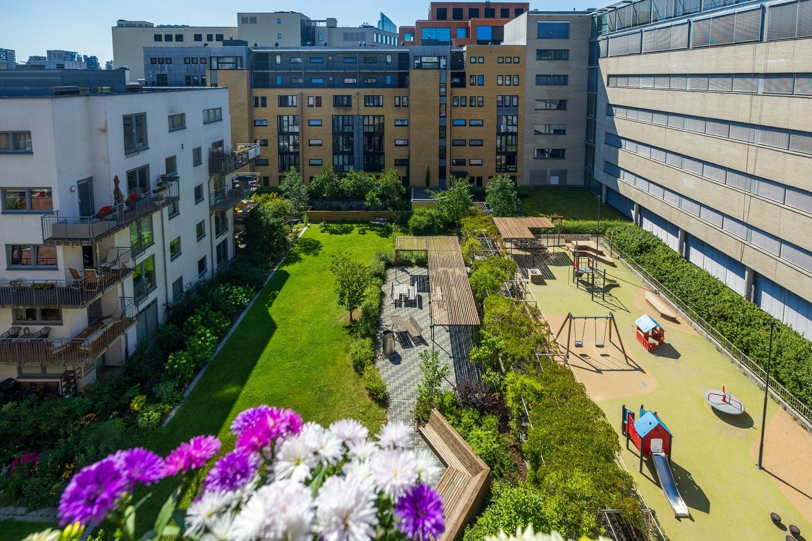 Velholdt bakgård med felles sitteplasser og et hyggelig miljø. Galleribilde