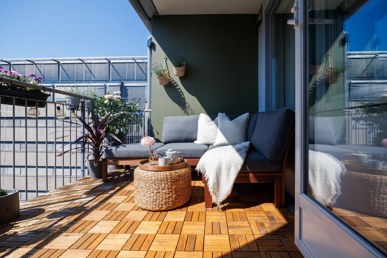Romslig balkong med god plass til utemøbler. Galleribilde