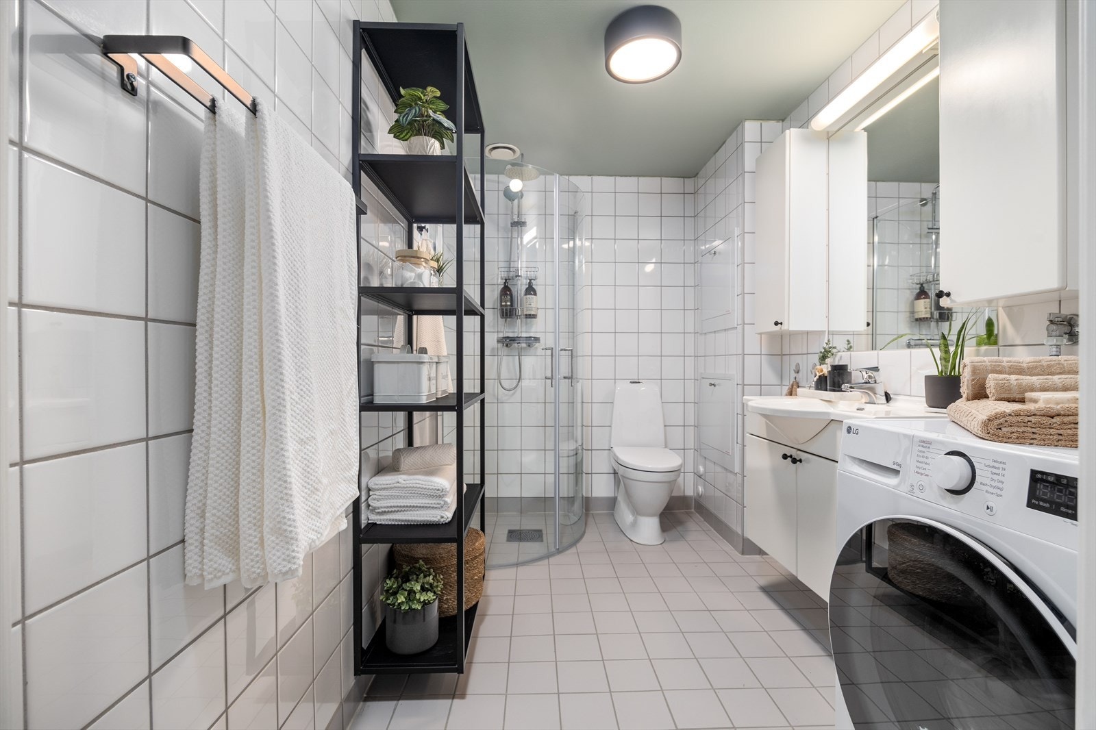 Delikat bad med fliser i lyse toner og en enkel innredning. Galleribilde