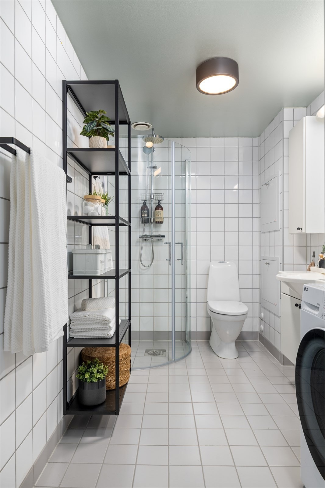 God plass til både vaskemaskin og andre baderomsartikler. Galleribilde