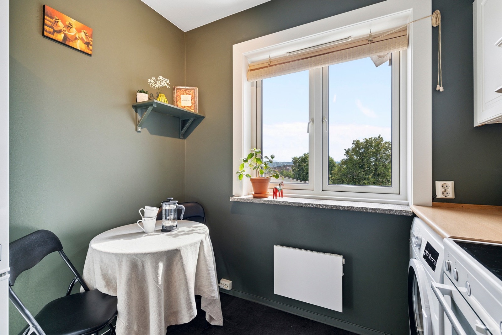 Det er plass til et hyggelig frokostbord ved vinduet. Galleribilde
