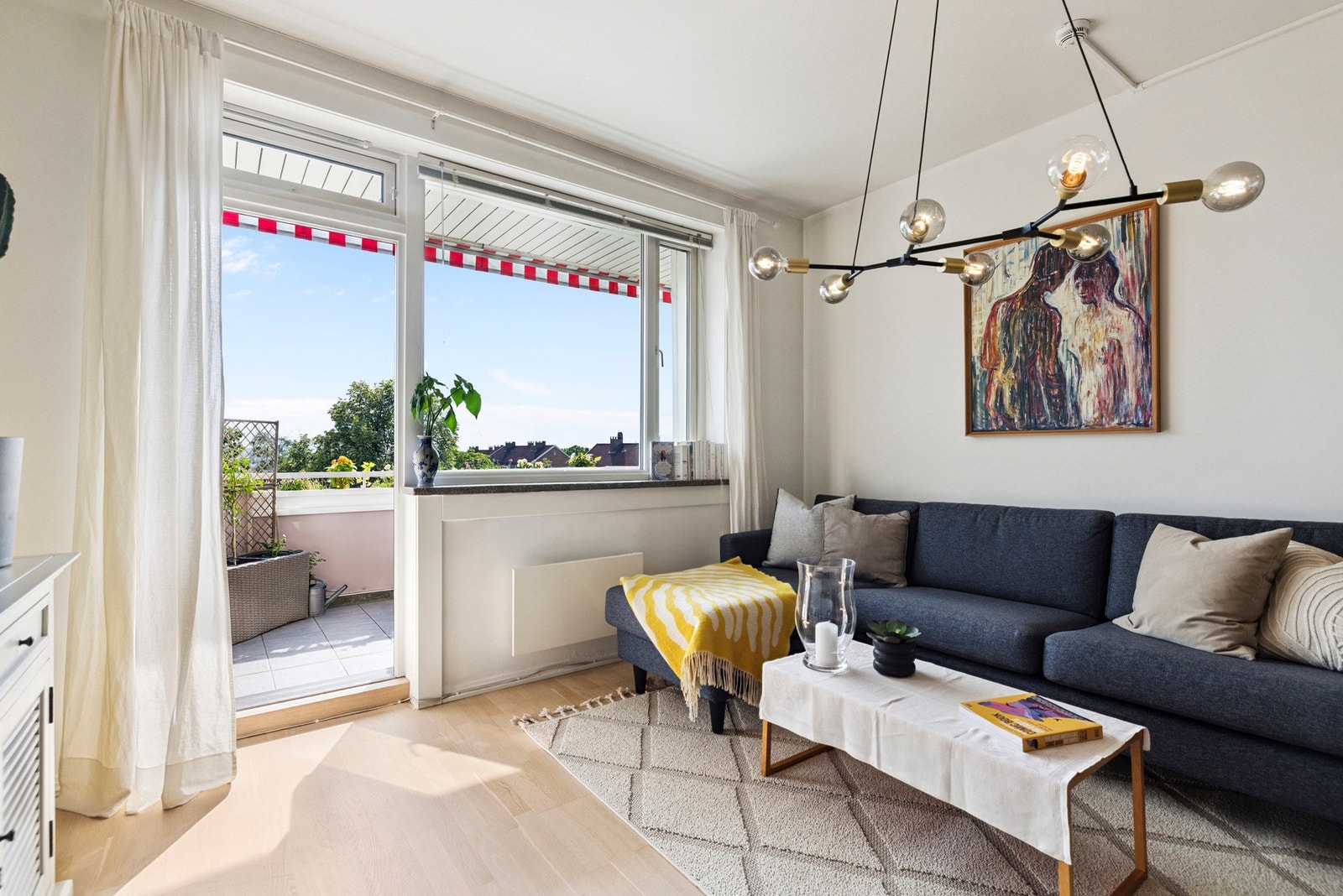 Stuen er lys og luftig, med store vindusflater. Galleribilde