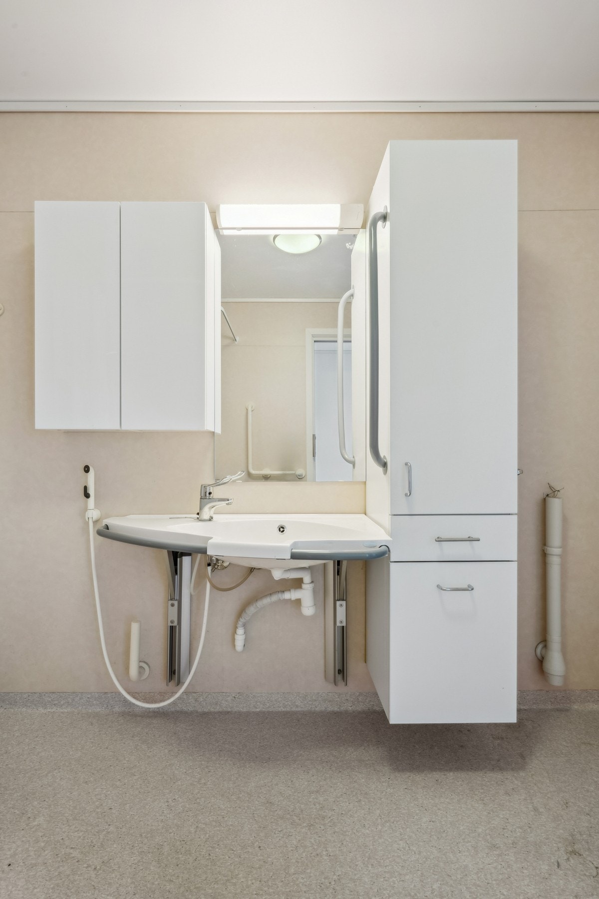 På badet er det opplegg for vaskemaskin. Galleribilde