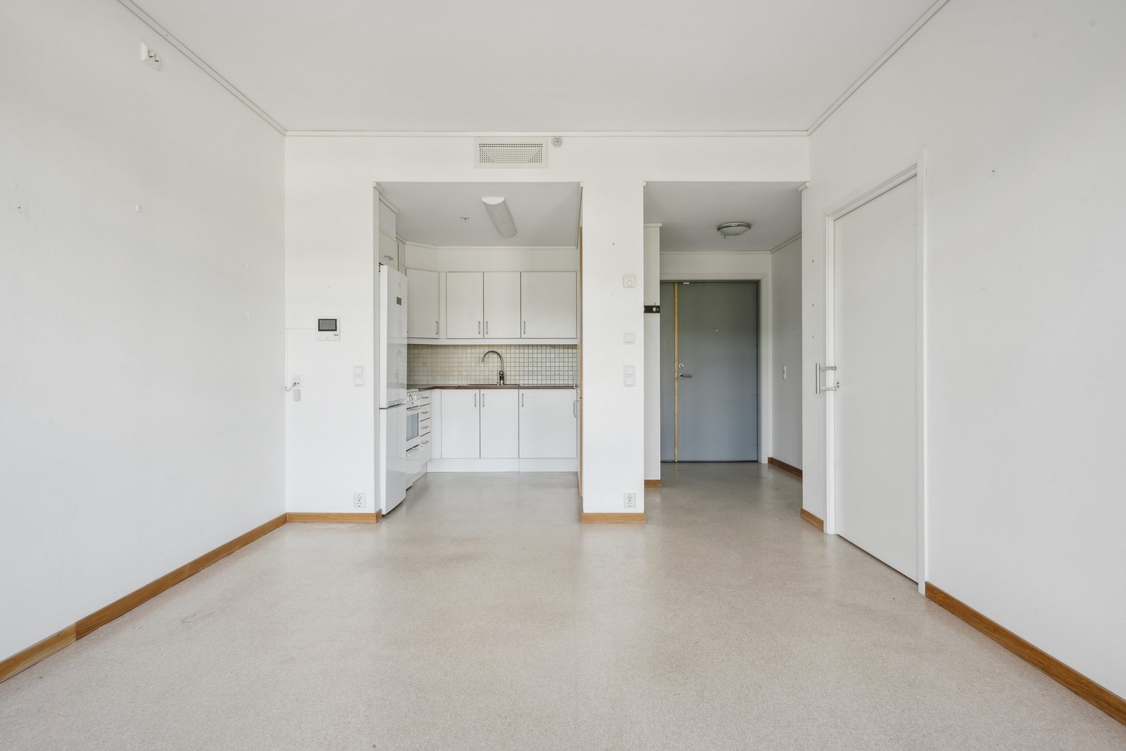 Delvis åpen planløsning mellom stue og kjøkken. Galleribilde