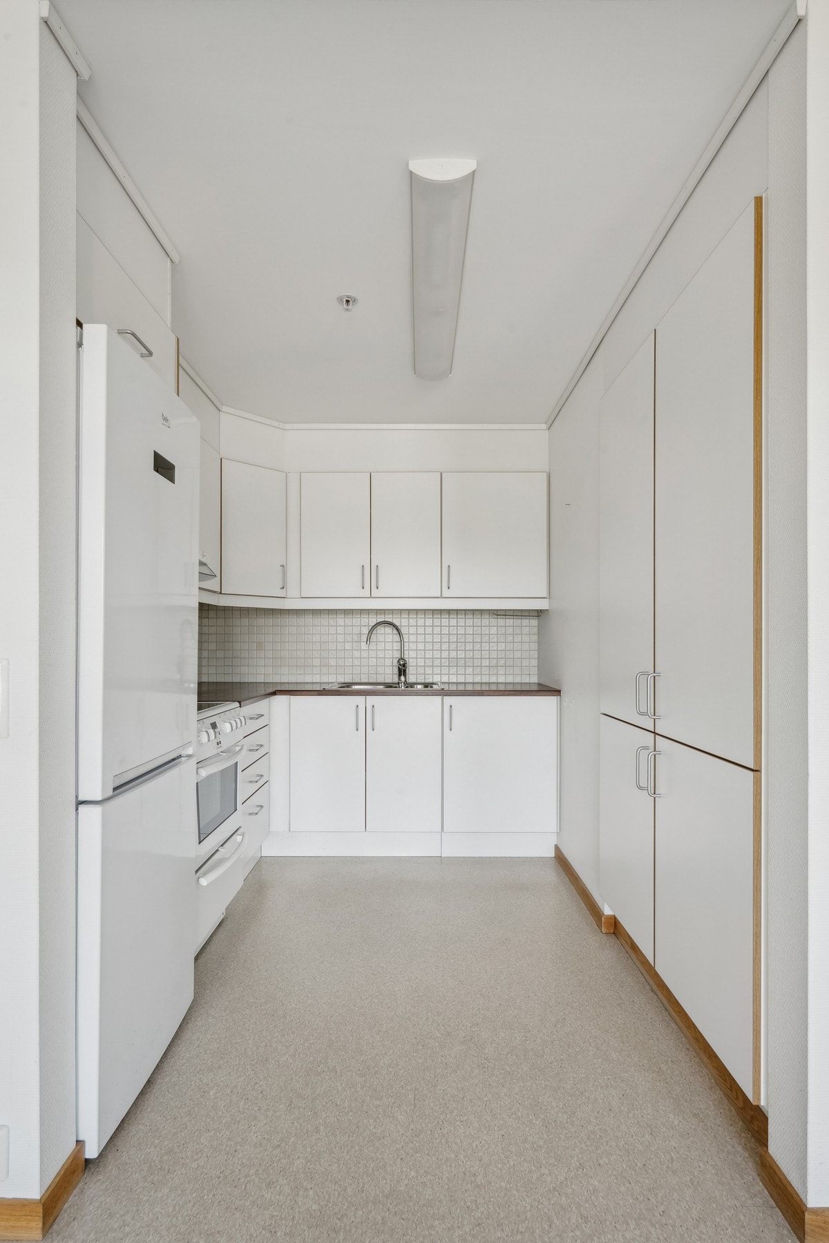 Kjøkkeninnredning av laminerte skrog med laminerte slette fronter Galleribilde