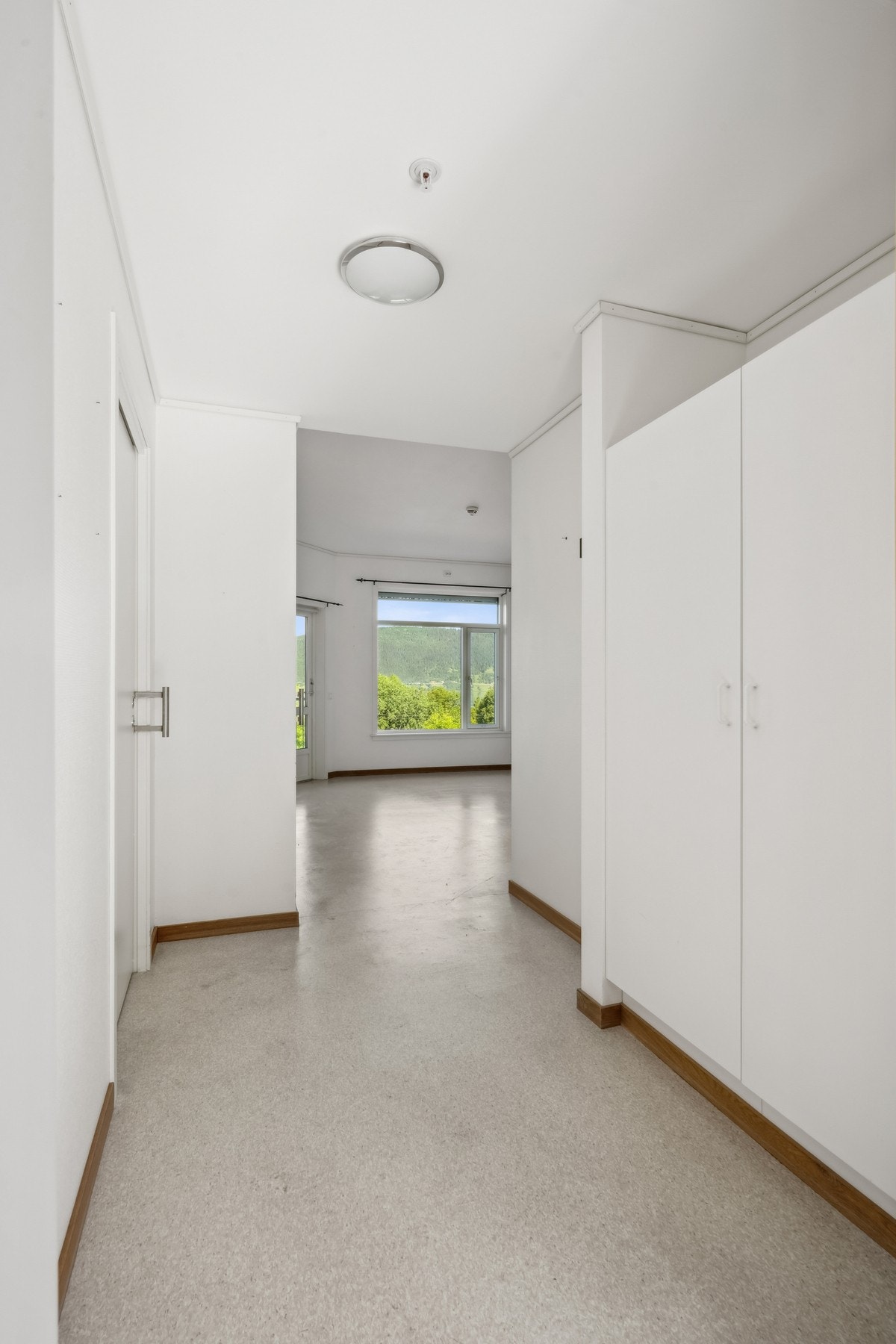 Praktisk entré med god plass til å oppbevare yttertøyet. Galleribilde