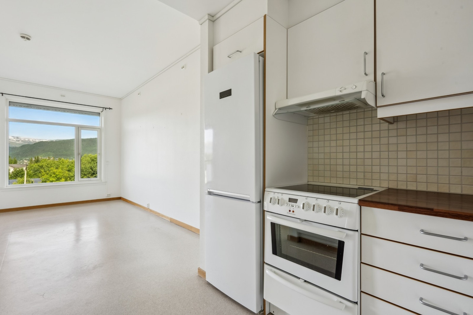 Det er montert komfyrvakt og
ventilator som er tilkoblet byggets ventilasjonsanlegg. Galleribilde