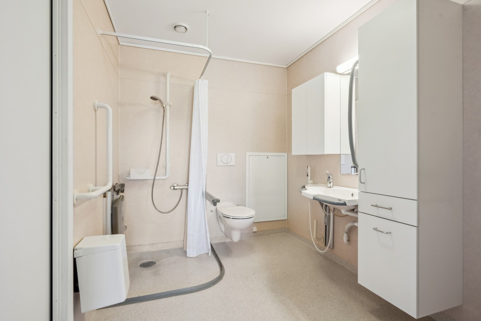 Rommet er utstyrt med baderomsinnredning med servant, speil og
oppbevaringsskap. Galleribilde