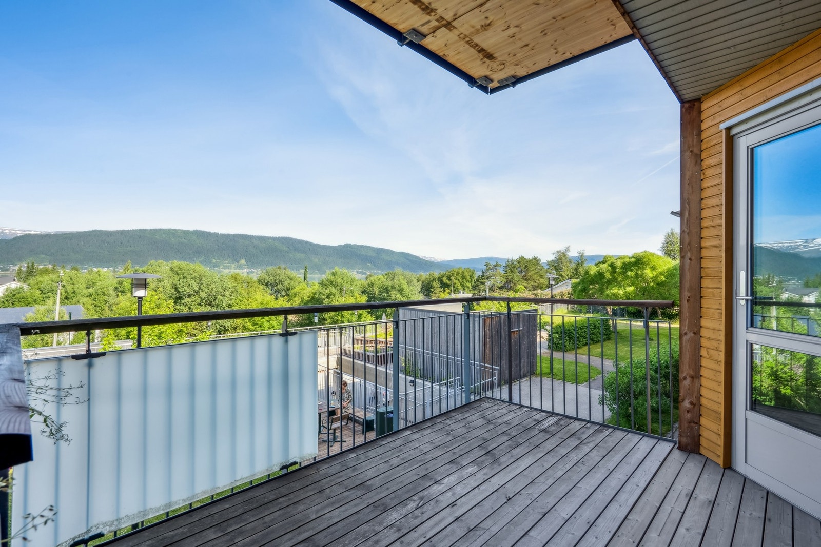 Bygget ligger fint til med utsikt over Ranfjorden. Kort gangavstand til blant annet Hauknes marina, Hauknesstranda og lokalbutikken. Galleribilde