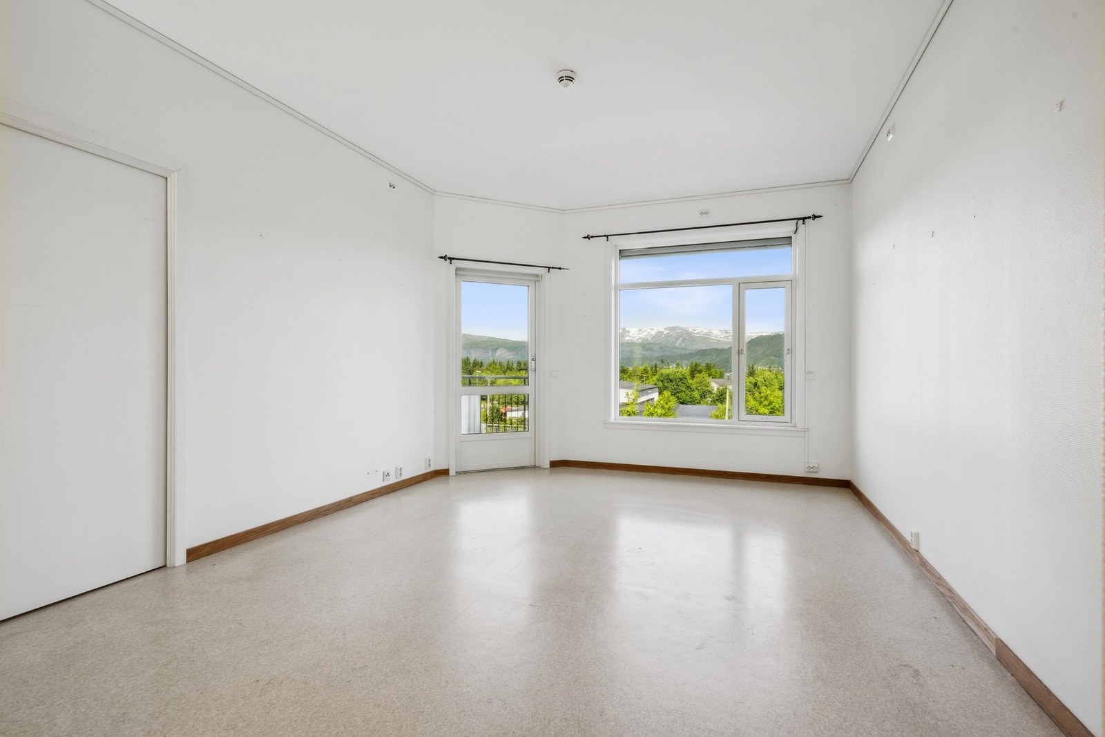 Oppvarming med vannbåren gulvvarme via sentralanlegg i alle gulv. Galleribilde