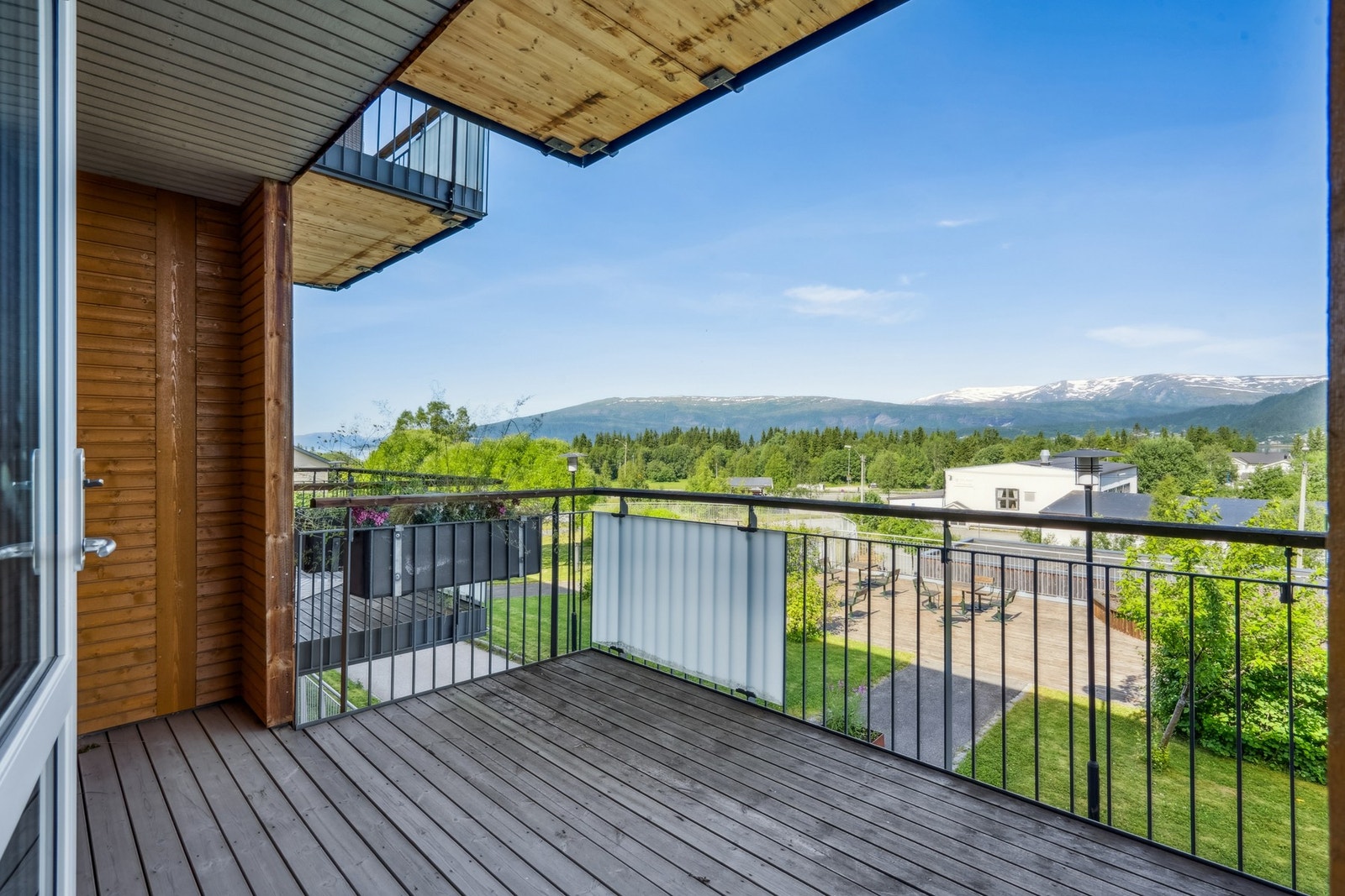 Balkong på fasade mot nordvest på 6,5 m2 med spilerekkverk av metall. Galleribilde