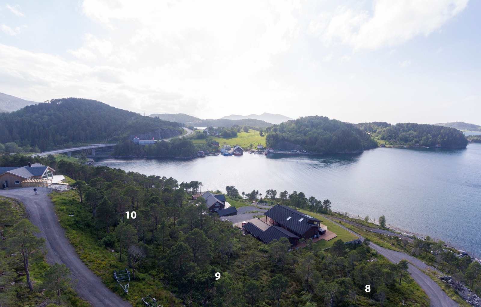 Alle tomtene har sjønær plassering omtrent 100 meter fra sjølinjen Galleribilde