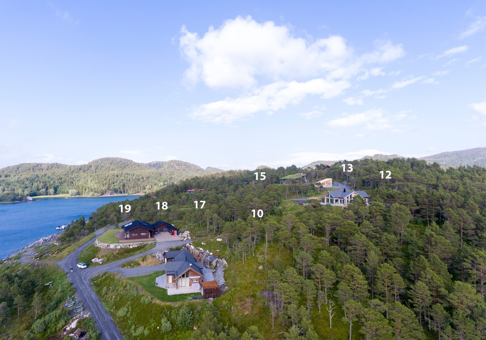 Tomtene ligger slik til at en har flott utsikt mot havet Galleribilde